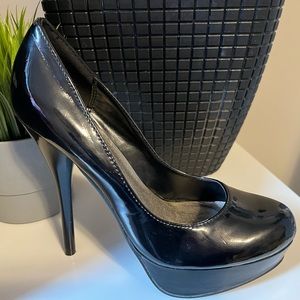 B6-9 - Black patent faux leather stilettos. 5.5 inch heel size 8